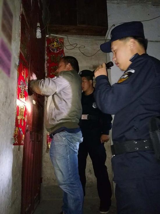 阿坝粗心妈妈误将幼女锁家中 民警全城寻开锁师傅开门
