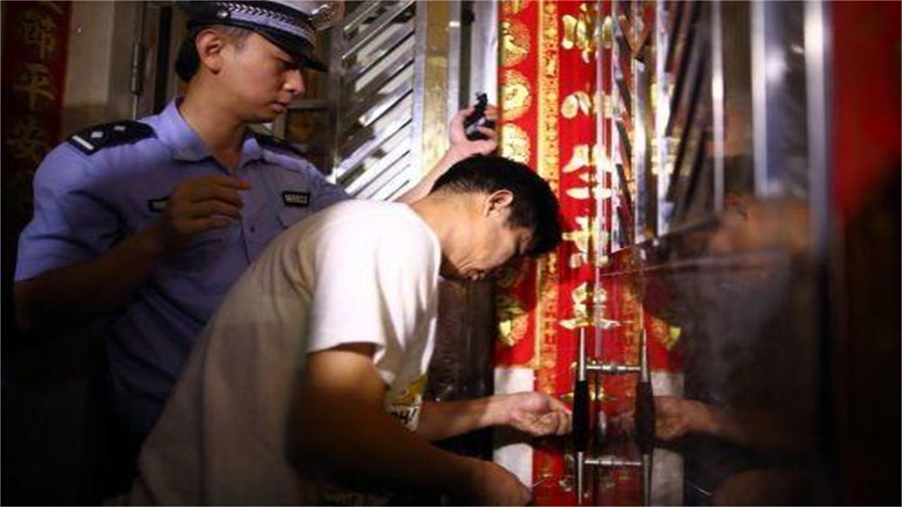 阿坝请开锁师傅开了锁后，师傅为什么一般都不进门，就算主人请也不进去？